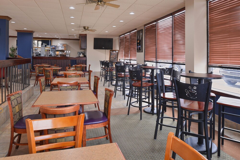 New Victorian Inn & Suites - photo 31