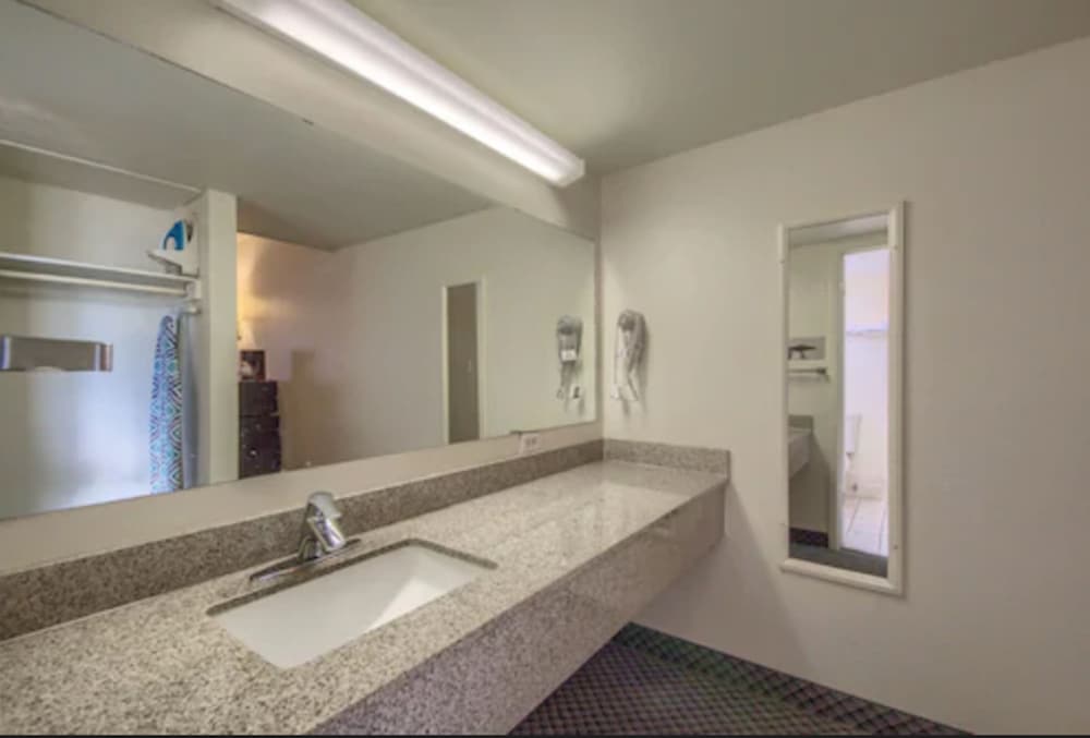 Americas Best Value Inn Uvalde - photo 14