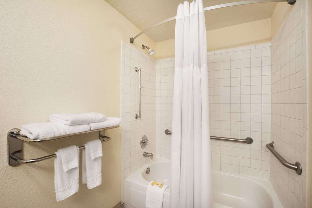 Days Inn & Suites by Wyndham Commerce - photo 14