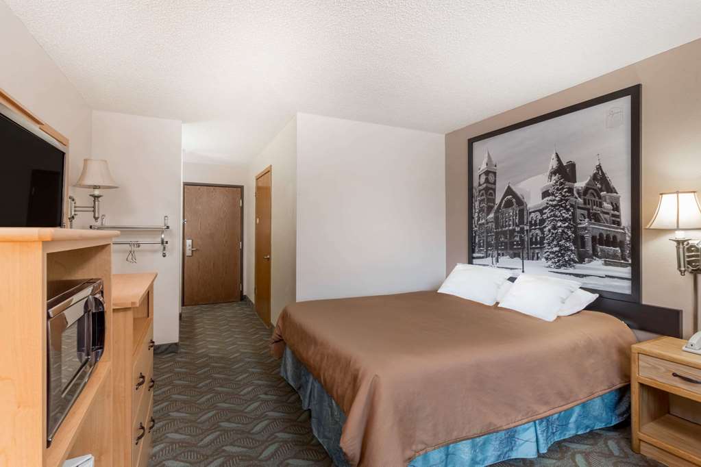 Super 8 by Wyndham Monroe WI - photo 12