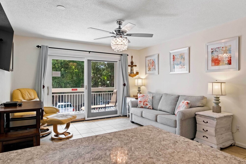 Walk to Bars & Shops: Resort Condo in Hilton Head - photo 4