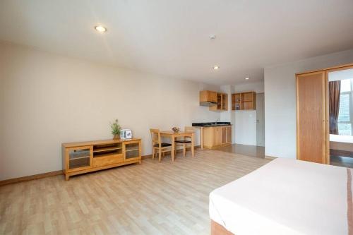 181 Ekkamai Studio Apartment