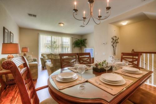 Majestic Retreat 3 Br townhouse by RedAwning — 4-Star Luxury Hotel in Orlando, United States
