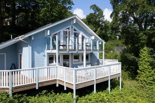The Bluebell Luxury Lodge with Hot Tub — 4-Star Luxury Hotel in Penally, United Kingdom
