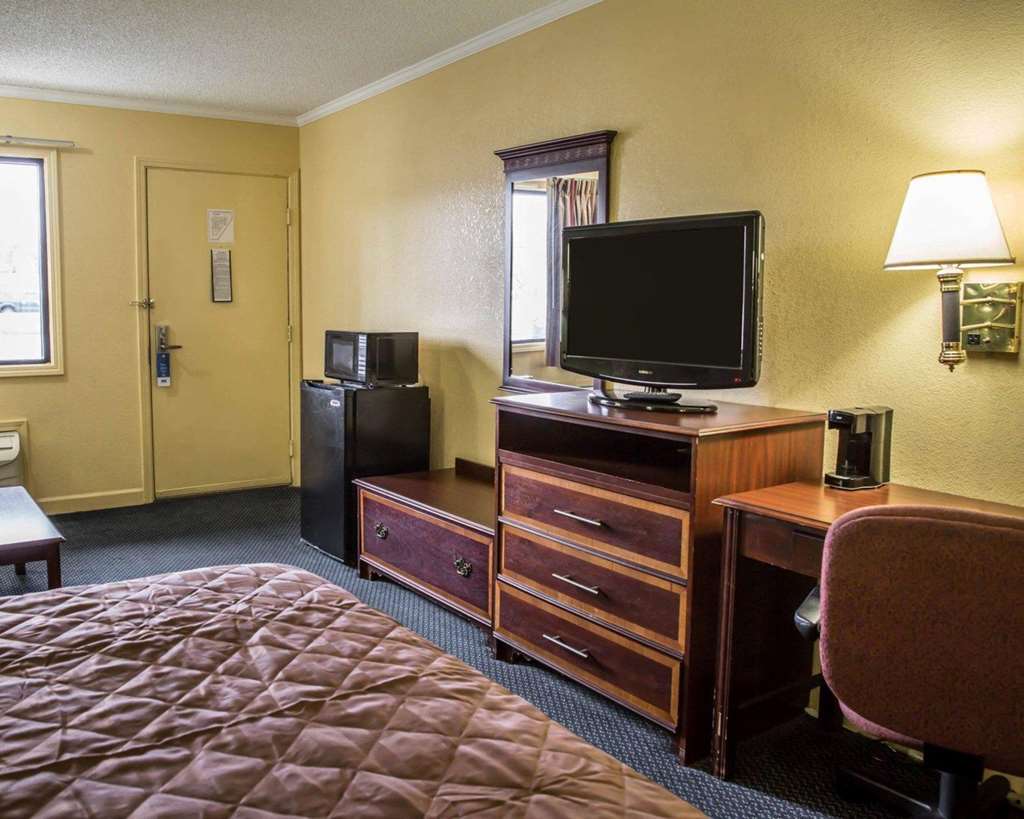 Rodeway Inn & Suites Plymouth Hwy 64 - photo 15
