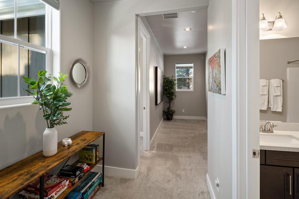 Pinnacle Pines Forest Views Modern Home with EV Charger Direct Trail Access — 4-Star Luxury Hotel in Flagstaff, United States