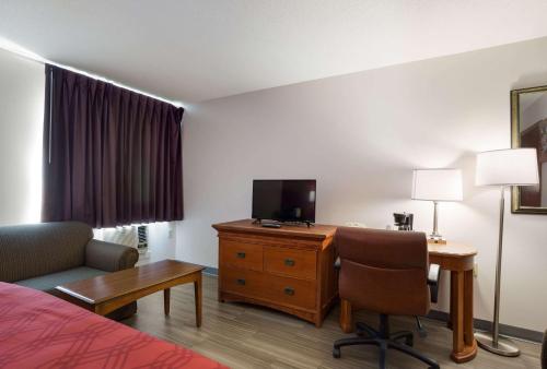 Econo Lodge Inn & Suites Escanaba North - photo 35