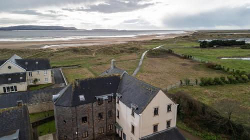The Lookout Burry Port — 4-Star Luxury Hotel in Burry Port, United Kingdom
