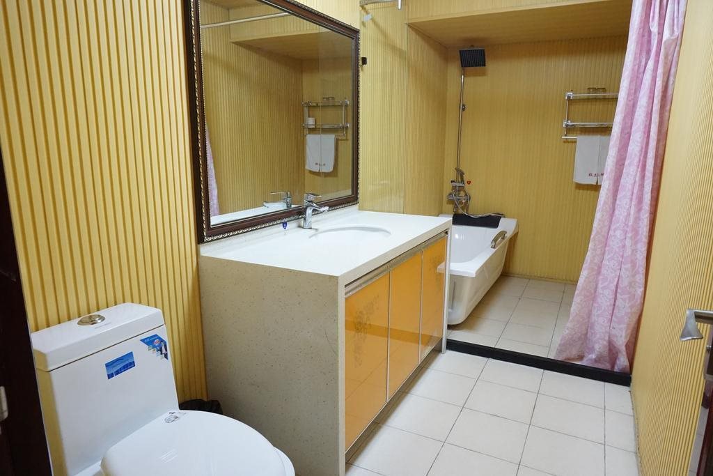 Hongtudi Express Hotel — hotel in Hexi