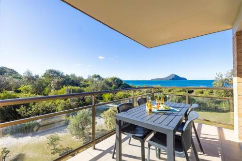 Intrepid 15 3 Intrepid Close right on the beachfront and WiFi — 4-Star Luxury Hotel in Hawks Nest, Australia