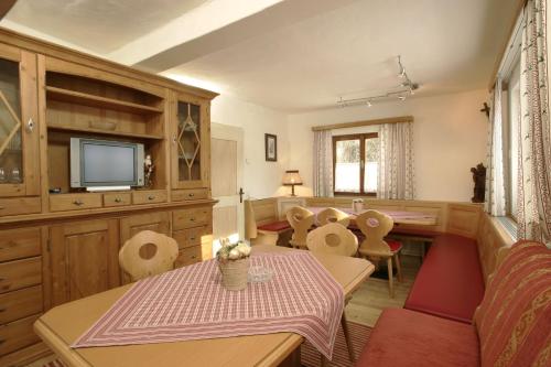 Ferienhaus Chalet Schneiderhäusl — 4-Star Luxury Hotel in Flachau, Austria