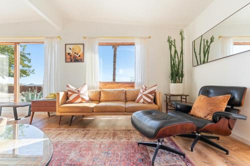 Mojave Lofi Bright and Airy home 25 min from Joshua Tree National Park Hot Tub Cal King Beds Game Room — 4-Star Luxury Hotel in Yucca Valley, United States