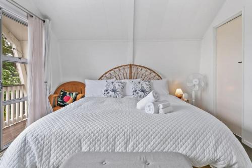 Cozy 3BR Home Walk to Taupo and Playground — 4-Star Luxury Hotel in Taupo, New Zealand