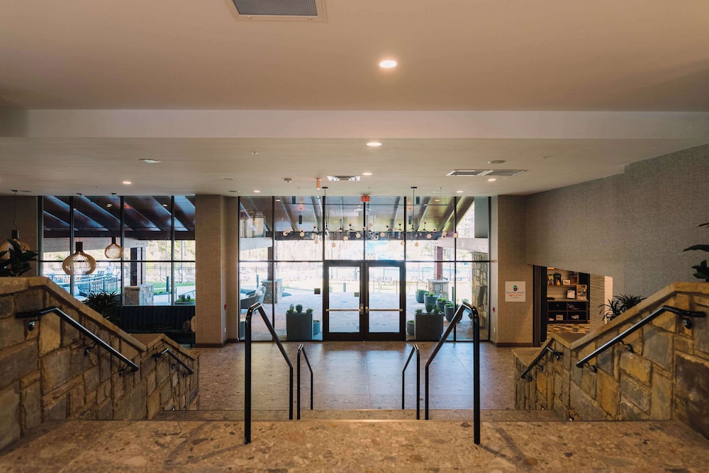 Embassy Suites by Hilton Gatlinburg Resort - photo 2