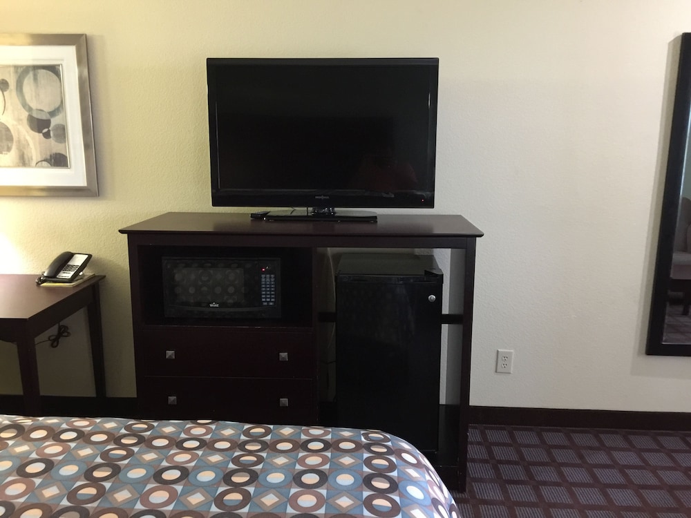 Pearsall Inn & Suites - photo 8