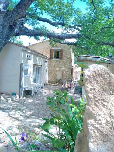 Sous Un Chene Bicentenaire — Lambesc
