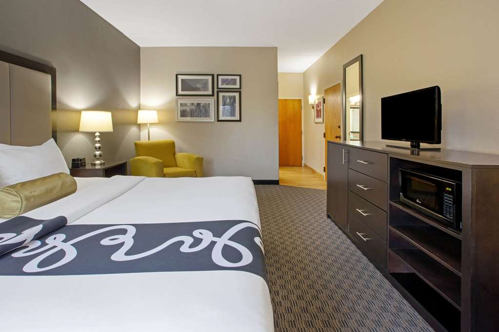 La Quinta Inn & Suites by Wyndham Detroit Metro Airport - photo 18