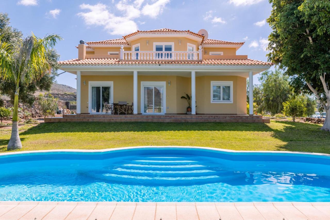 Modern Villa with Private Pool And Mountain Views — 4-Star Luxury Hotel in Arona, Spain