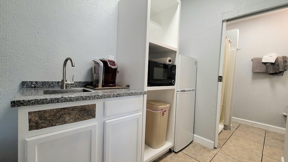 Barefoot Mailman Inn & Suites - photo 43