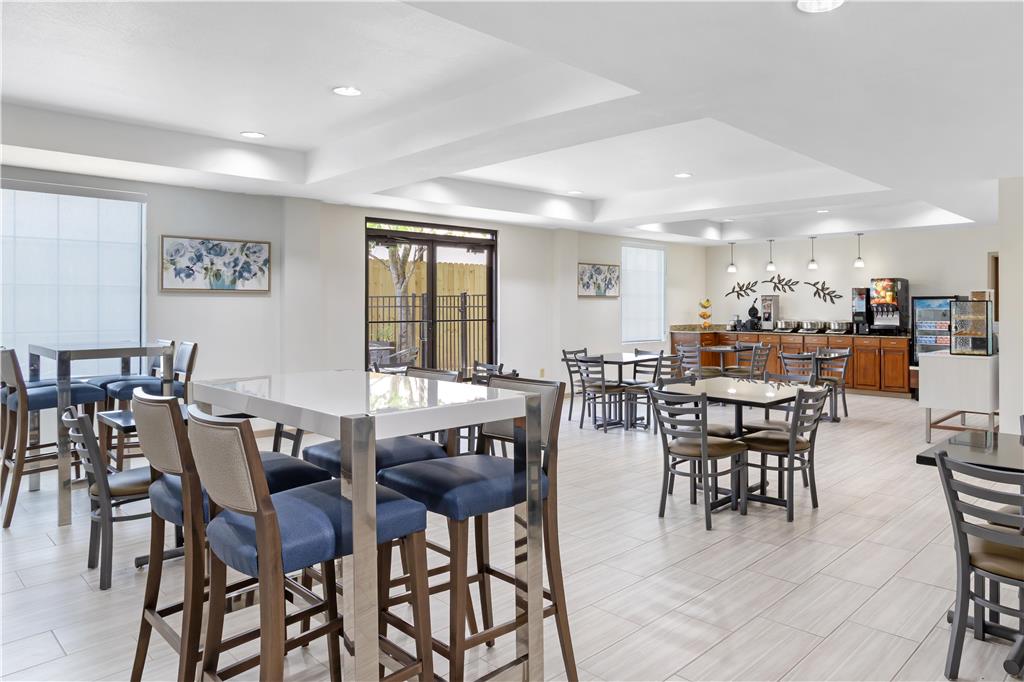 Best Western Plus Executive Hotel & Suites - photo 40