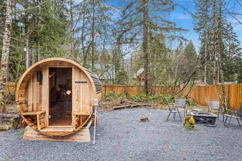 Glacier Run Hot Tub Sauna Movie Theater WiFi EV in Ashford, United States