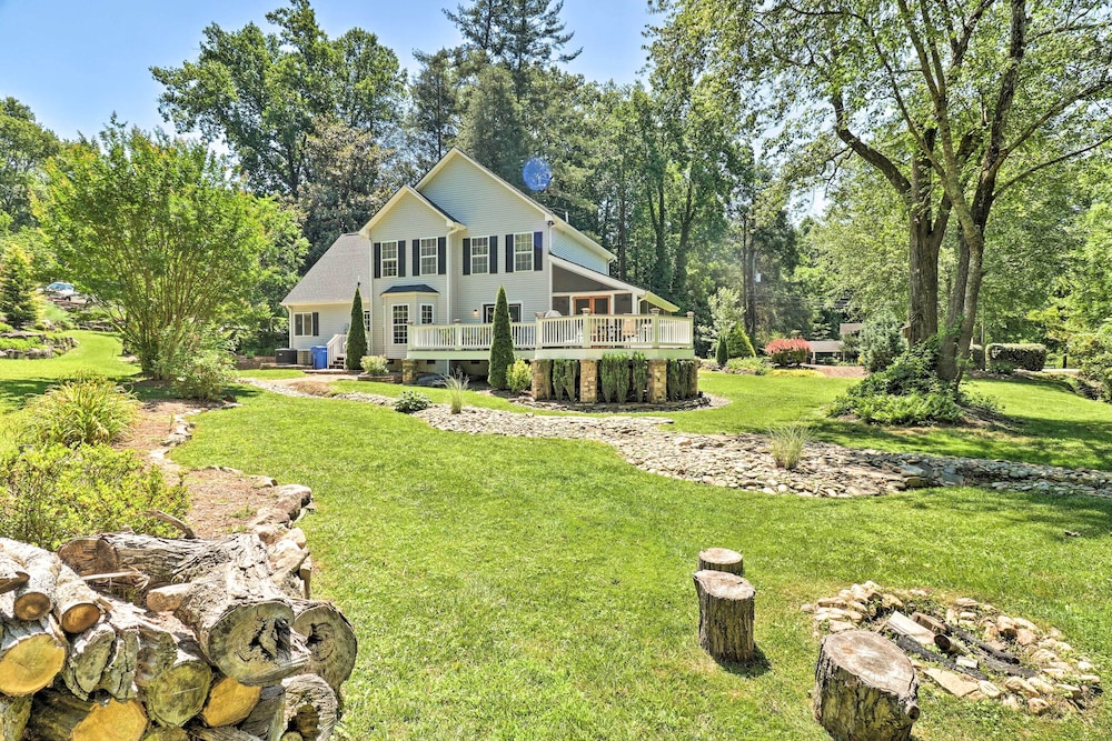 Creekside Brevard Home Less Than 1 Mi To Downtown — 4-Star Luxury Hotel in Brevard, United States