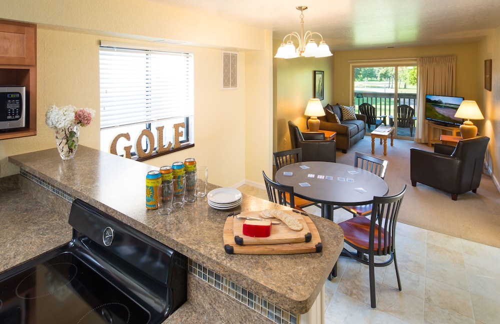 Gull Lake View Golf Resort - carbon neutral hotel in Augusta