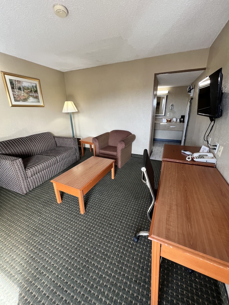 Continental Inn & Suites Nacogdoches TX SFA University Downtown - photo 10