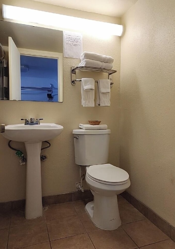 Welcome Inn And Suites - photo 22