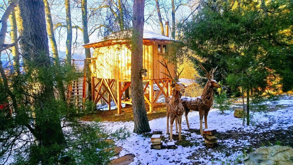 Les Cabanes Du Saleve - carbon neutral hotel in Ferney-Voltaire