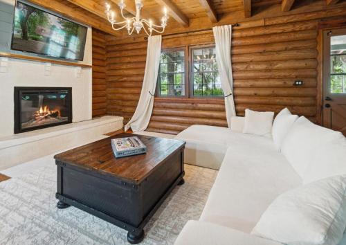 Lake home near Savannah Downtown — 4-Star Luxury Hotel in Midway, United States