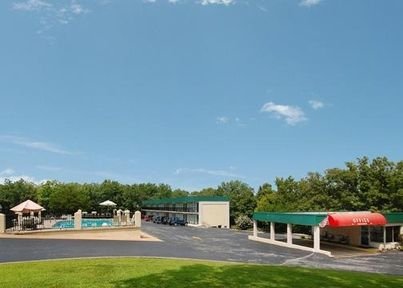 Econo Lodge Silver Dollar City Area - photo 9