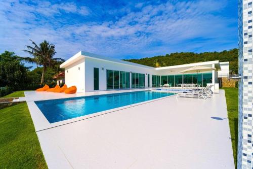 Luxury 4 Bed Pool Villa Palm Hills Golf Club PH4A — 4-Star Luxury Hotel in Hua Hin, Thailand
