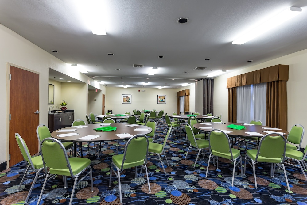 Holiday Inn Express Hotel & Suites Edmond by IHG - photo 57