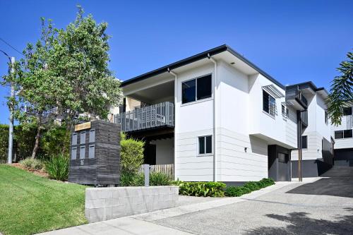 Spacious New 2 bedroom Kings Beach Townhouse ZF2 — 4-Star Luxury Hotel in Caloundra, Australia