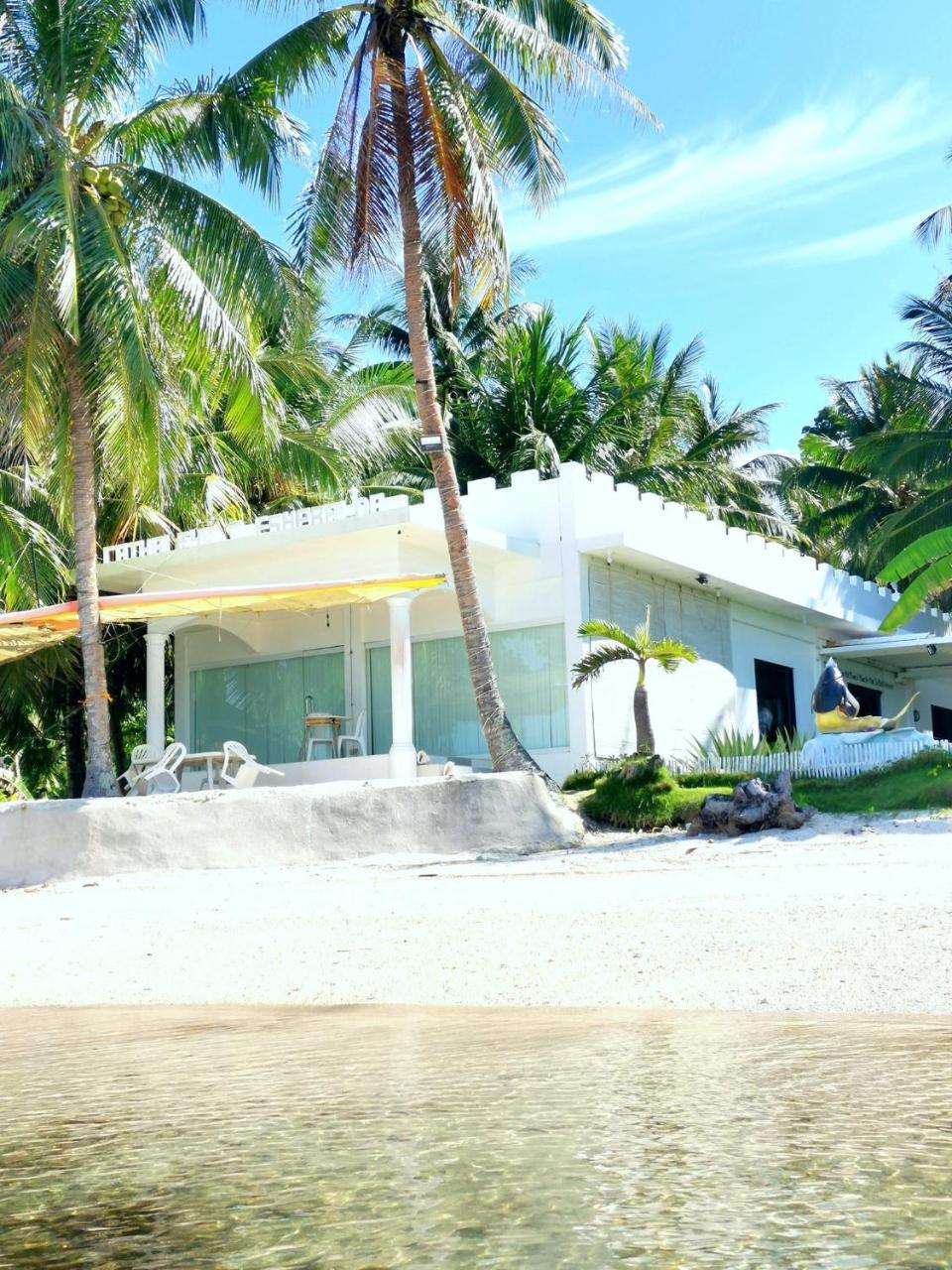 Beach Front White House Villa — 4-Star Luxury Hotel in Maria, Philippines