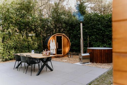 Romantisch Wellness Boshuisje met Sauna & Hottub — 4-Star Luxury Hotel in Meijel, Netherlands