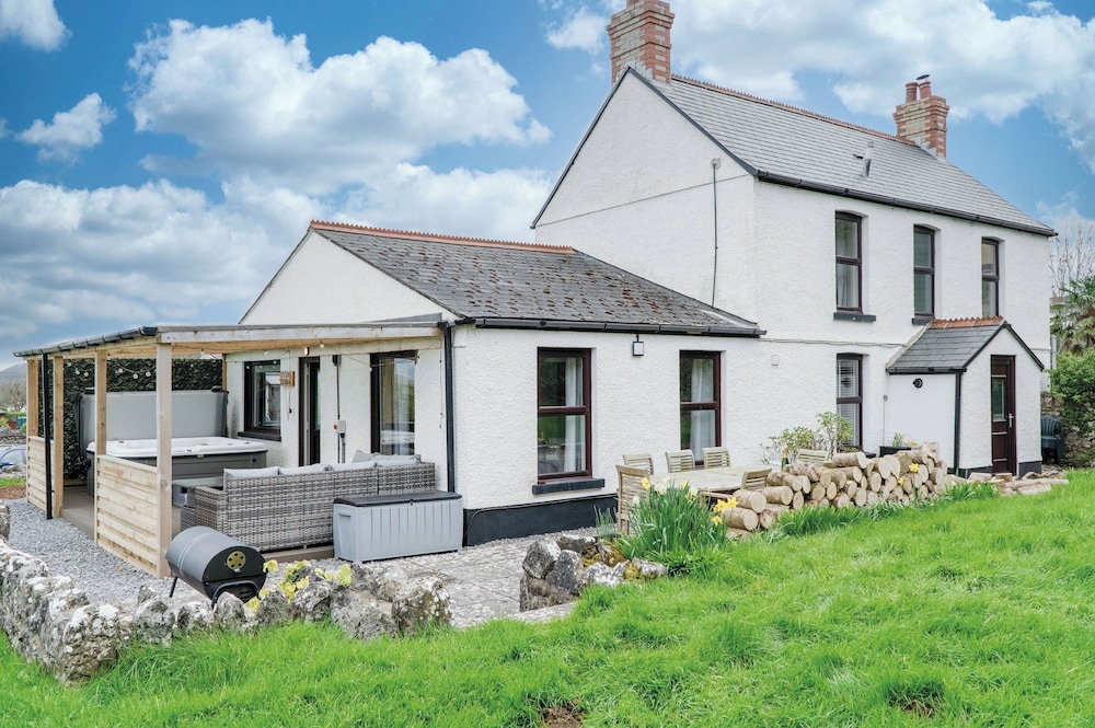 Hill House 4 Bedroom Llanrhidian — 4-Star Luxury Hotel in Swansea, United Kingdom