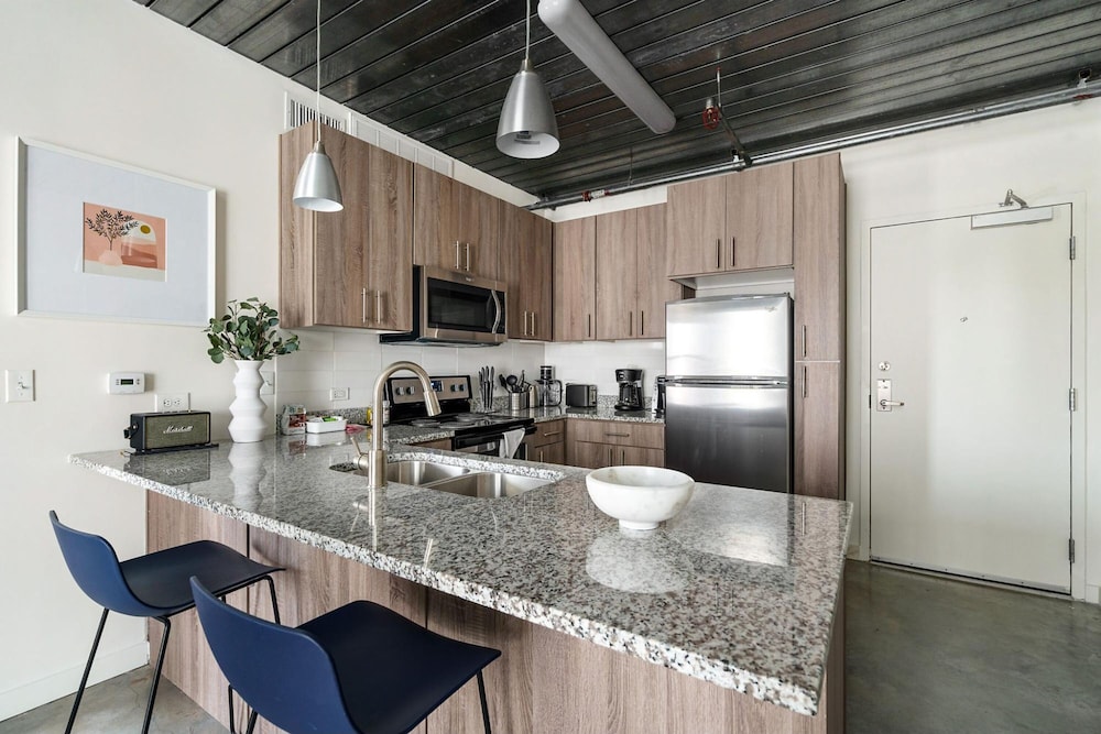 Mid Main Lofts 6424 Cool Designer 1BR Loft Midtown Houston - photo 13