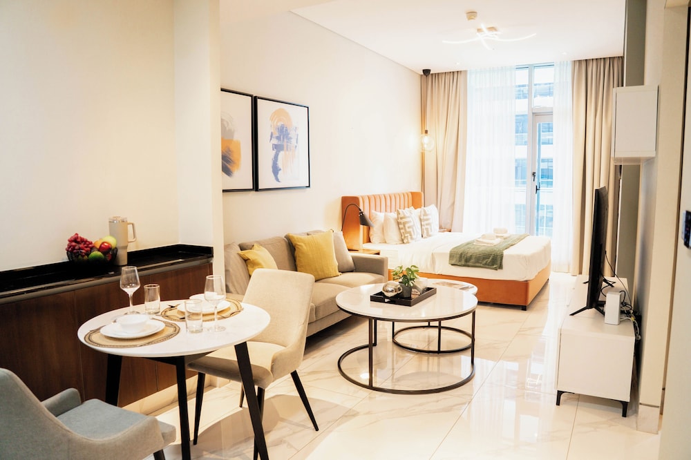 Stylish Apartment with Balcony and Pool Close to Dubai's Top Landmarks — 4-Star Luxury Hotel in Dubai, United Arab Emirates