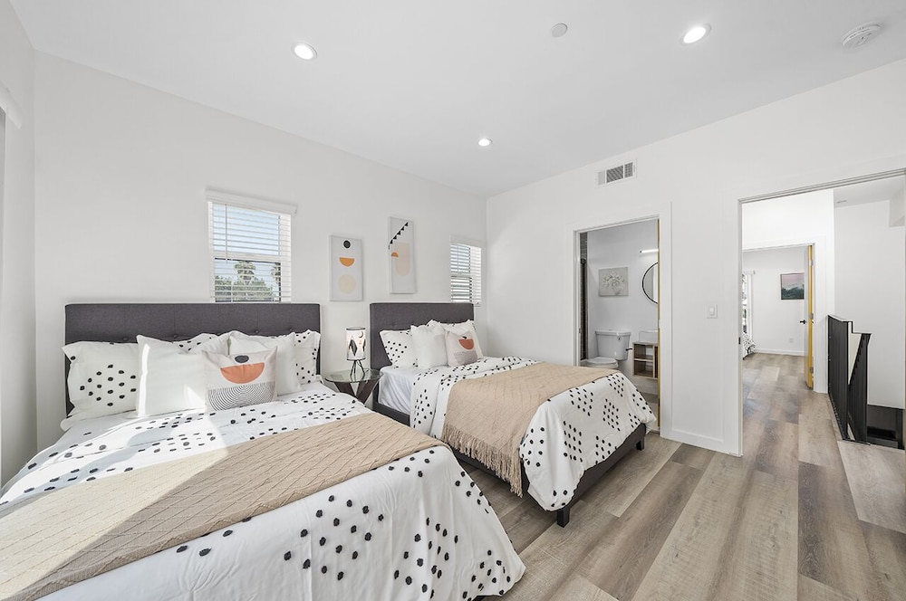 Downtown LA Stylish Bedrooms - photo 14