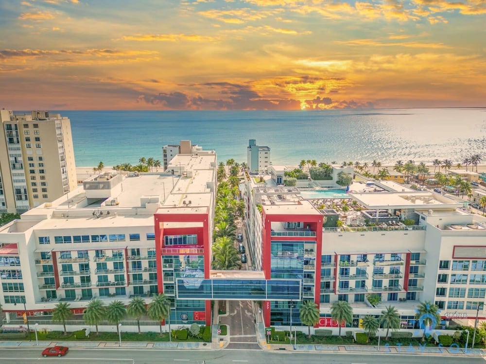 Ocean View Balcony Rooftop Pool & Hot Tub Gym — 4-Star Luxury Hotel in Hollywood, United States