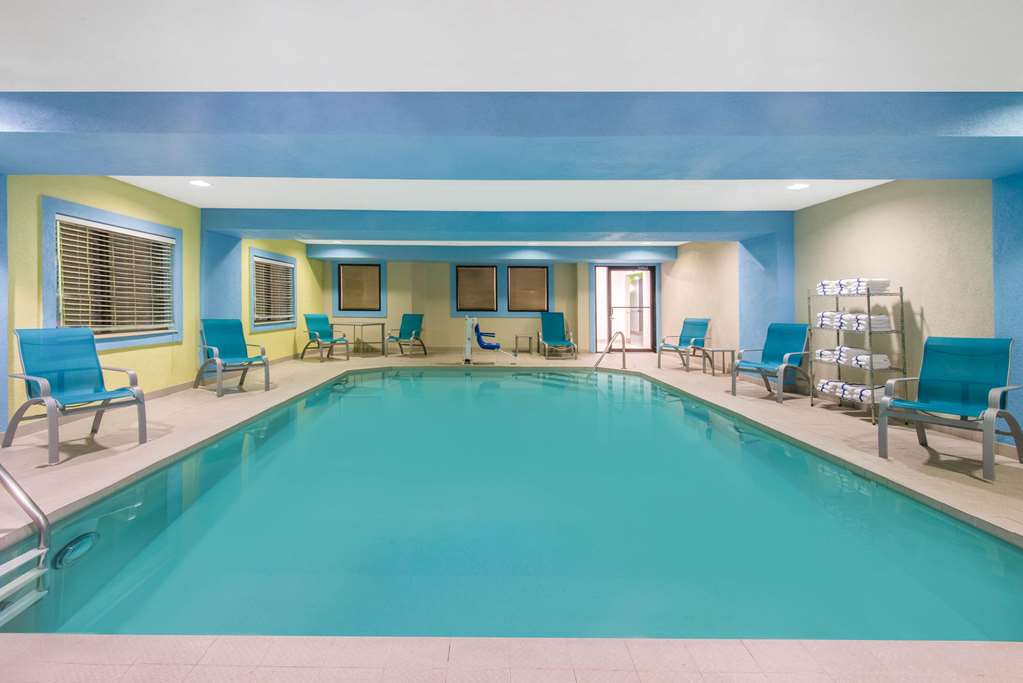 La Quinta Inn & Suites by Wyndham Erie - photo 16
