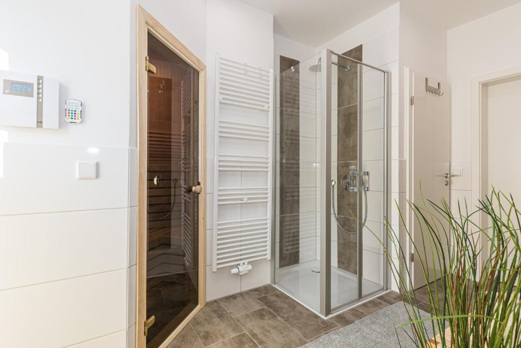 5 Sterne Ferienhaus direkt am See mit Sauna Kamin Garten — hotel in Krakow Am See