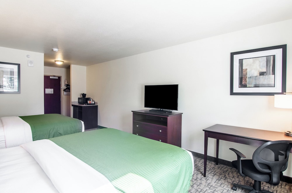 Cobblestone Inn & Suites Guernsey - photo 11