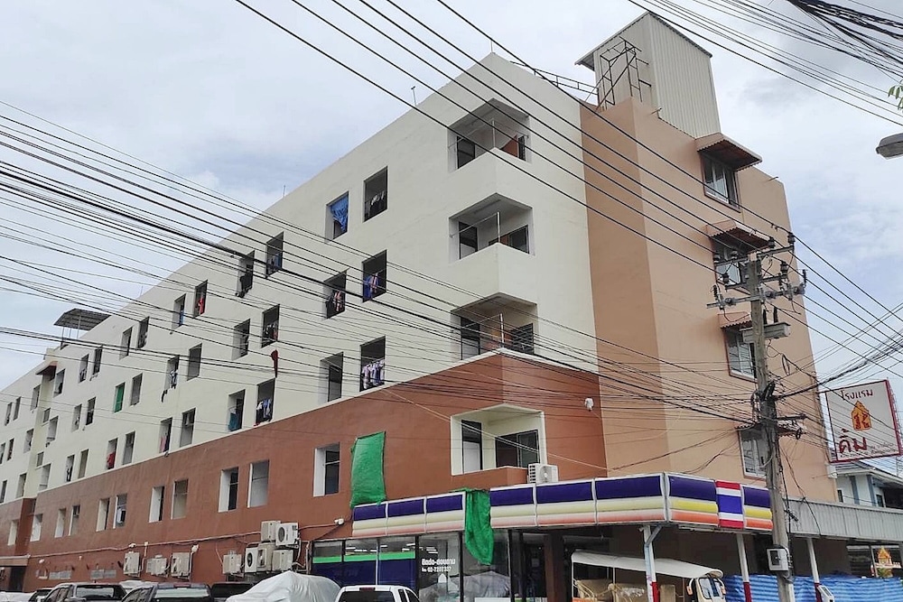 Kim Hotel At Bangplong in Samut Prakan, Thailand