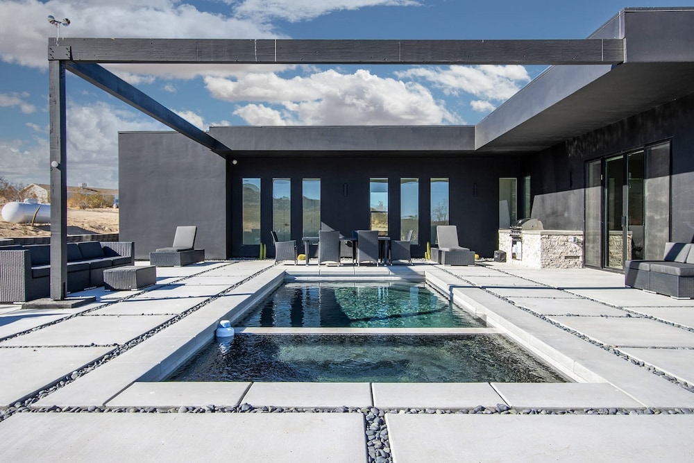Luxe Modern Escape w Pool Hot Tub Firepit Desert View Lassen by Avantstay in Twentynine Palms, United States