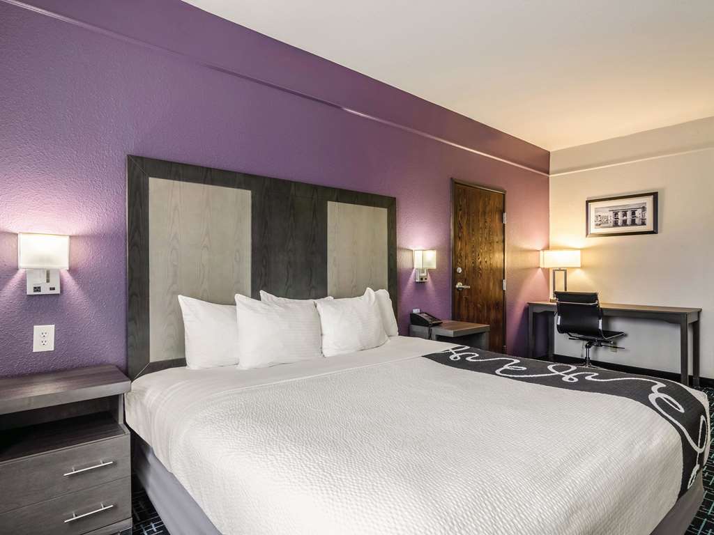 La Quinta Inn & Suites by Wyndham Kansas City Airport - photo 13