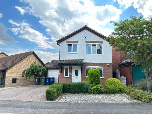 Modern 3 bed House with two bathrooms Free parking — 4-Star Luxury Hotel in Bar Hill, United Kingdom