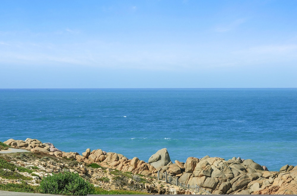 South Seas 5 Absolute Beachfront Wifi Views — 4-Star Luxury Hotel in Port Elliot, Australia